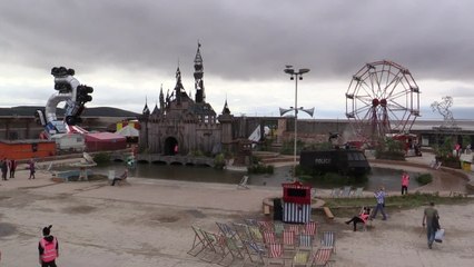 Conheça a Dismaland, o parque temático de Bansky