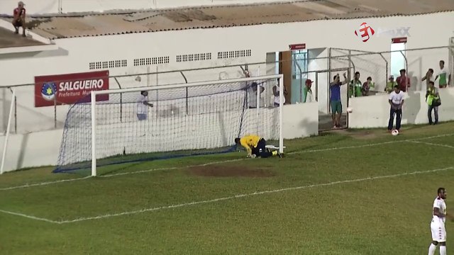 Paulinho Mossoró chuta de longe e quase abre o placar para o Salgueiro