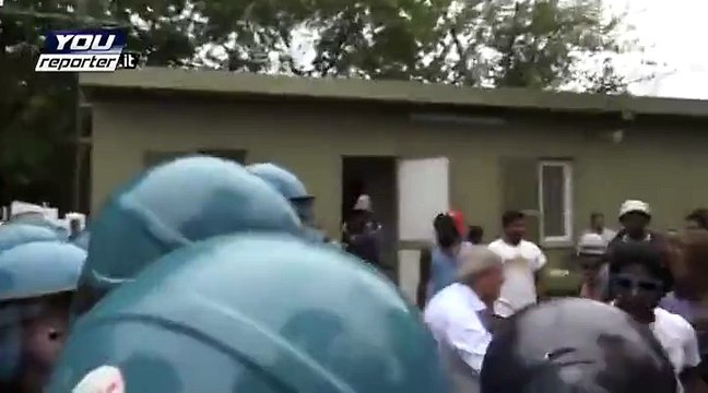 Milano, la polizia carica i migranti