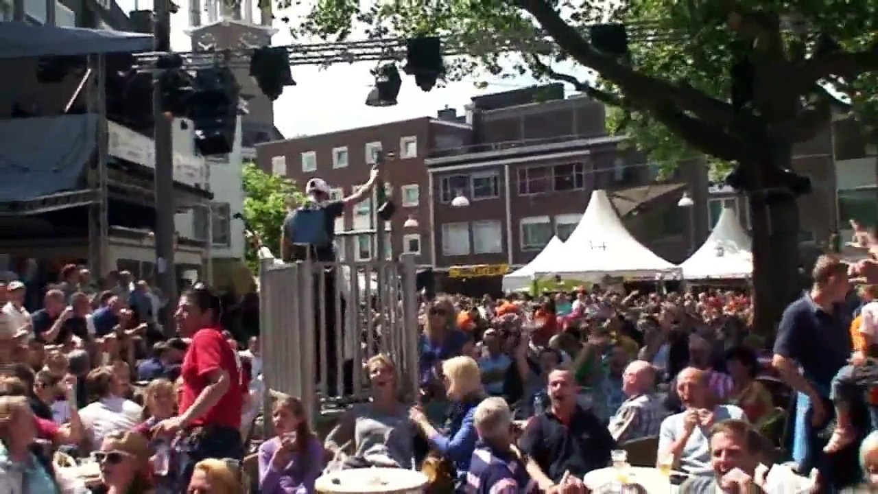 Kevin zingt Oh Oh Den Haag op het Koningsplein in Nijmegen