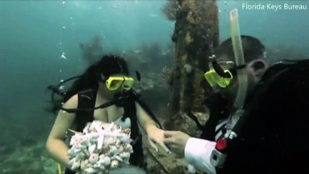 Ils se marient sous l’eau à côté d’une statue immergée de Jésus