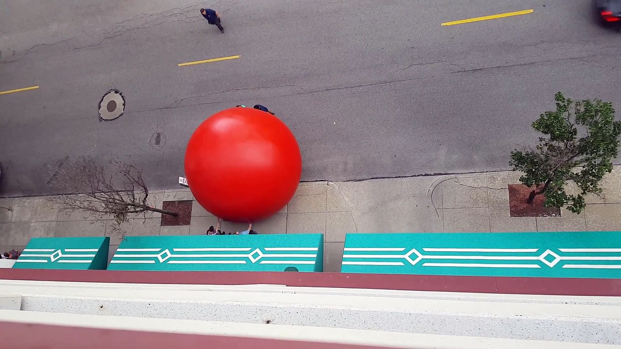 Une balle géante de 120 kilo roule et écrase des voiture en pleine rue