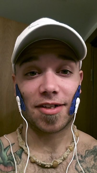 Il colle des électrodes d'électrostimulation sur ses joues pour voir ce que ça fait!