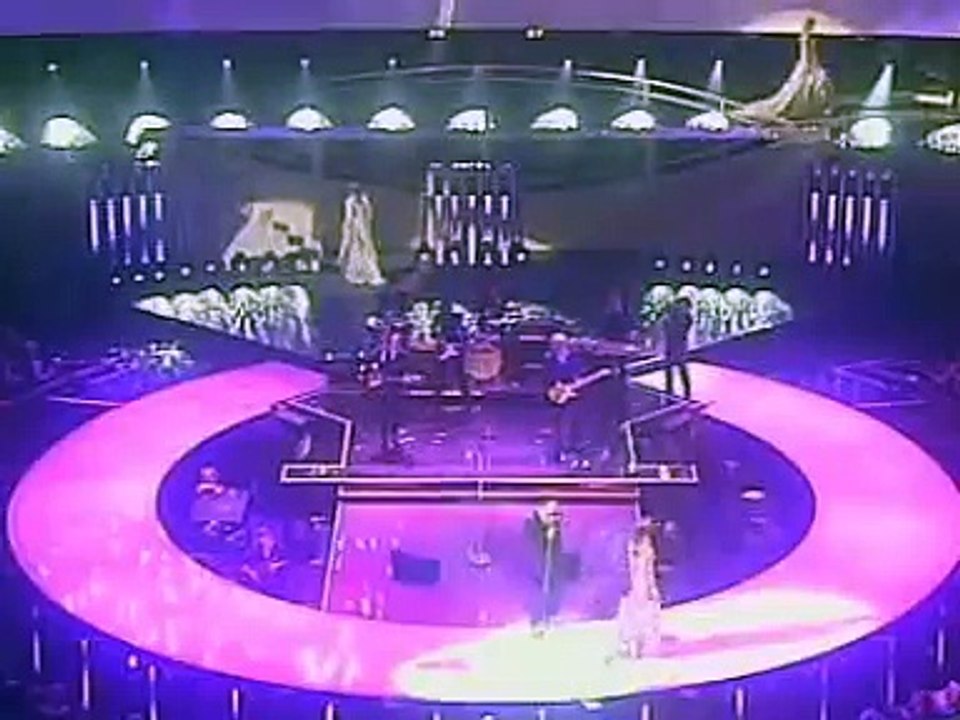 Robbie Williams - Feel (Live @ Fashion Rocks 151003)