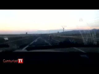 Motosikletlinin tehlikeli yolcuğu kamerada