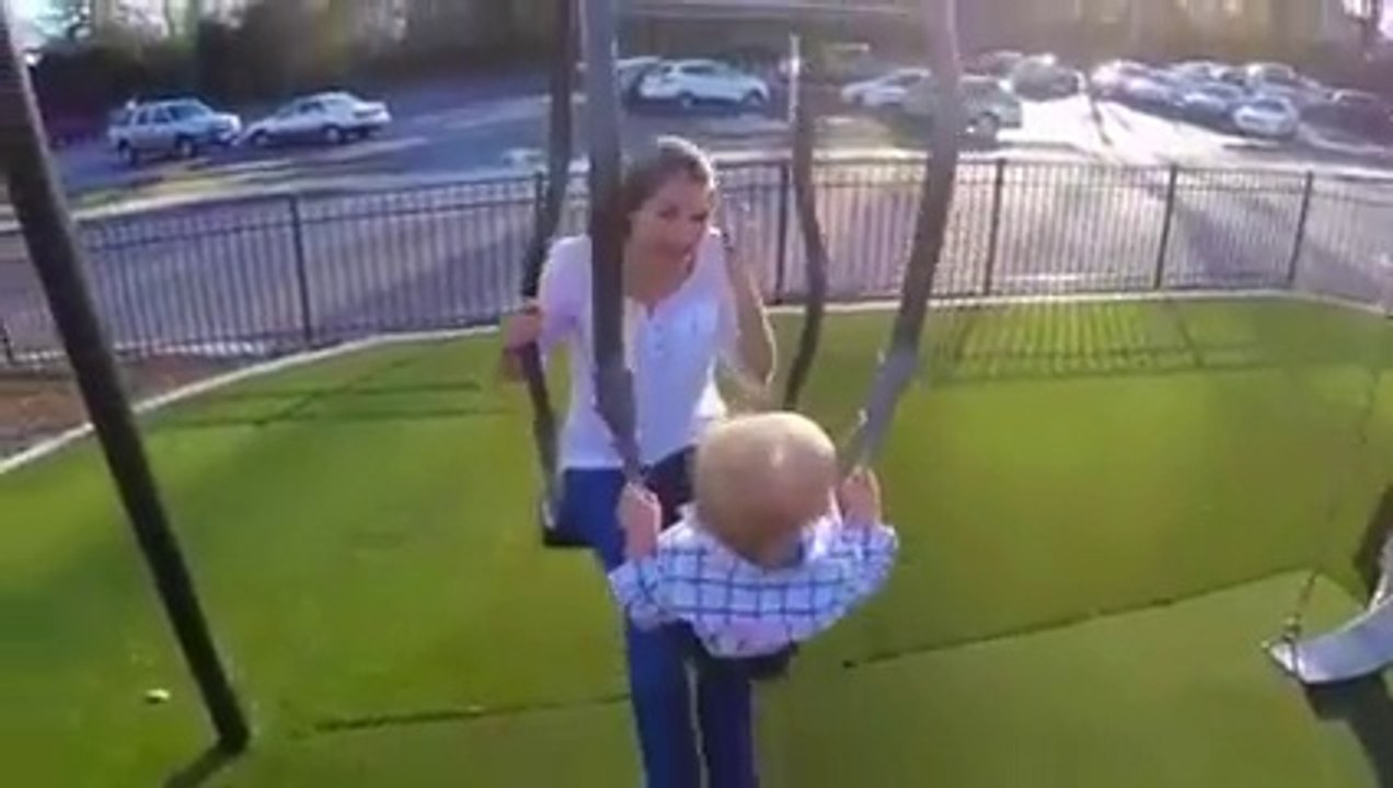 Une balançoire pour bébé et maman ou papa... Invention énorme!