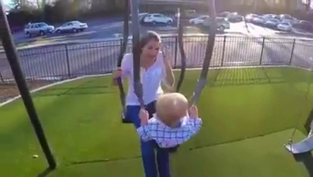 Une balançoire pour bébé et maman ou papa... Invention énorme!