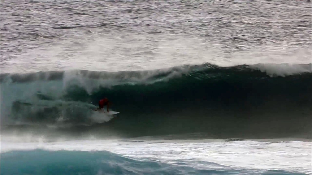 Kelly Slater assure les barrels pour passer en quart de finale