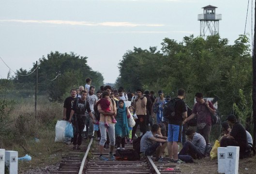 Plusieurs milliers de migrants passent la frontière hongroise