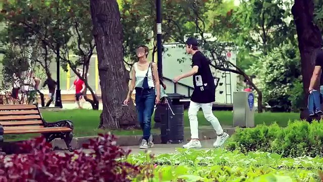 Cet homme leur donne de l'argent si elles montrent leurs seins