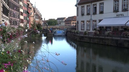Franchissement de l'écluse et du pont tournant de la Petite France à Strasbourg