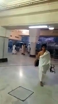 Makkah Mein Aadmi Ne Safa Pahari Par Charhne Ke Liye Sheeshe Toor Diya, Exclusive Video