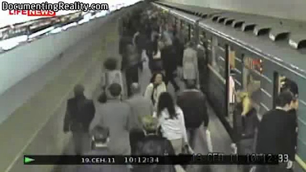 Clip shock - Cô gái lao vào tàu điện tự tử tại Moscow