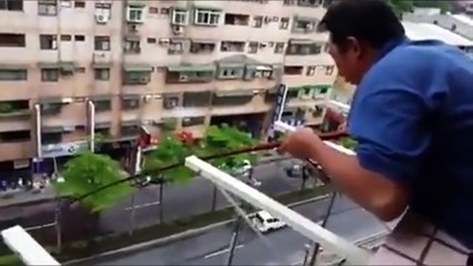 Un homme pêche un gros poisson depuis le balcon de son immeuble !