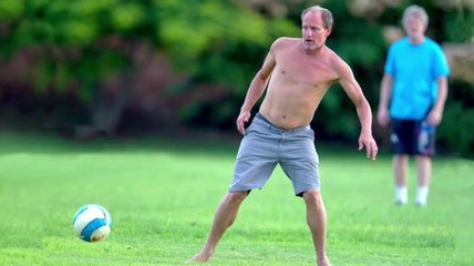 Woody Harrelson prend part à un match de foot improvisé