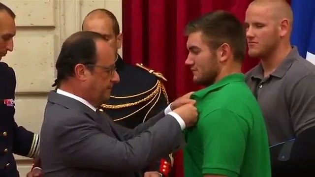 Attentat déjoué Thalys : Francois Hollande décore les 3 jeunes américains et britannique