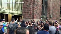 (VIDEO) Justin Bieber Poses For Selfies With Fans