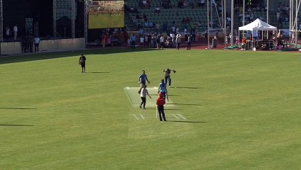 Larhki ne Umar Akmal ko bowled out  kar dia