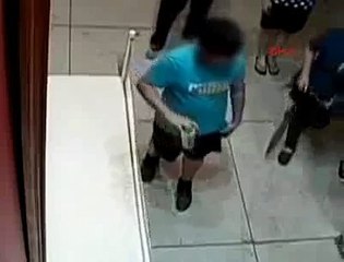 Kaza ile 1.5 milyon dolarlık tablonun üzerinde delik açtı