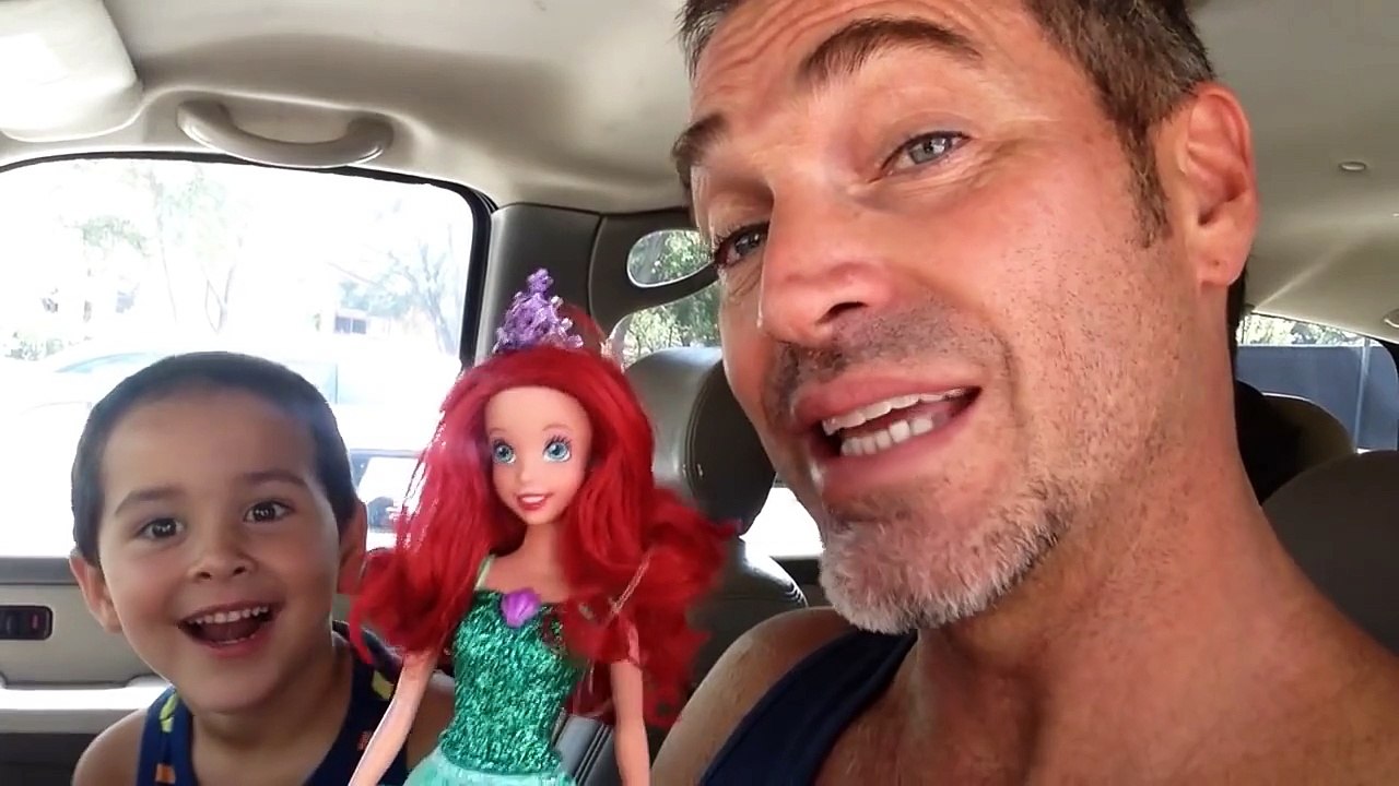 Ce jeune garçon préfère jouer avec des barbies et son papa en rigole!