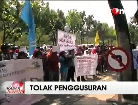 Warga Korban Penggusuran Demo di Depan Kantor Gubernur DKI