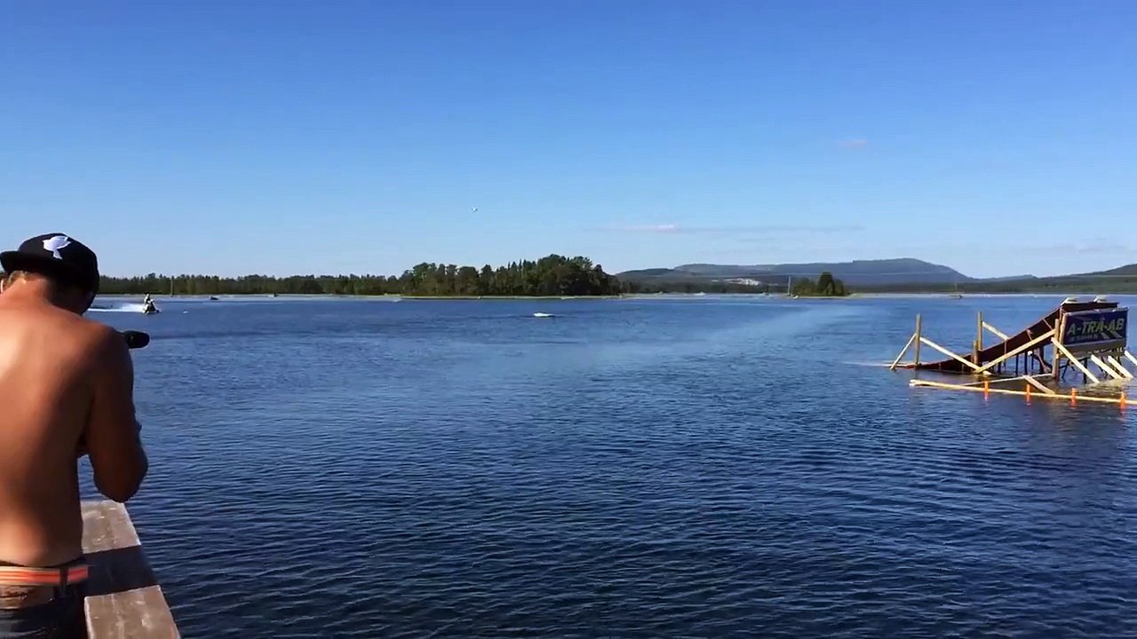 David Burman réalise le premier backflip en motoneige sur l'eau