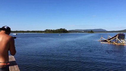 David Burman réalise le premier backflip en motoneige sur l'eau