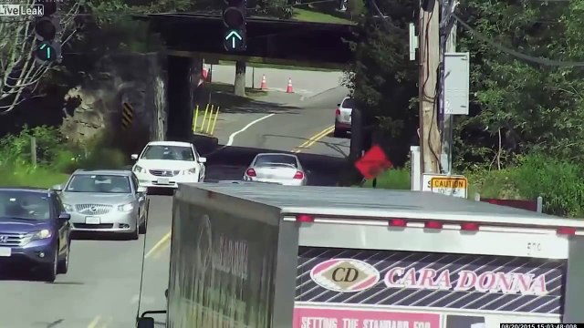 L'Enorme Crash d'un Camion sur un Pont trop Bas