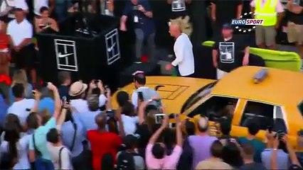 Tenisin yıldızları sokaklarda raket salladı