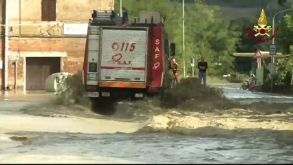 Buonconvento (SI) - Esonda l'Ombrone, allagato il centro storico (25.08.15)