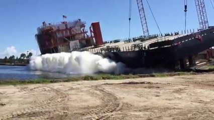 La mise à l'eau d'un bateau provoque une énorme vague qui fait fuir les curieux !
