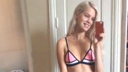 Une mannequin se filme devant sa glace, jugée "trop grosse"