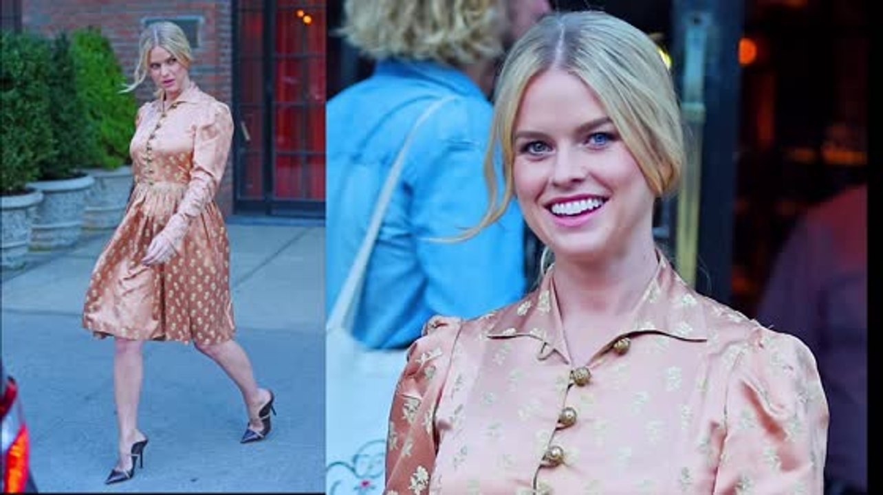 Alice Eve glänzt in einem altmodischen Outfit in New York