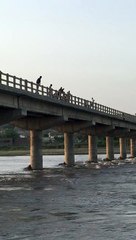 بچے نہ دیکھے boy jumped in river from bridge what happened u see it