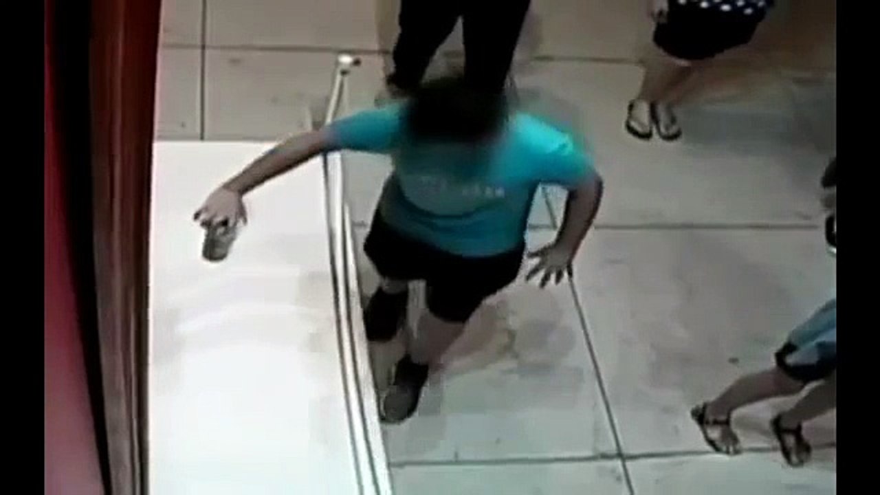 Ce gamin détruit un tableau de 1,5 millions d'une manière trop bête !