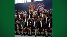 Douglas Costa 'fica no vácuo' em brinde especial do Bayern