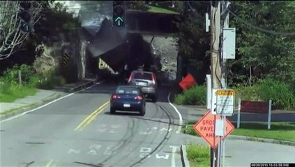 Etats-Unis : les camions s’encastrent sous le passage d'un pont...depuis plus d'un an