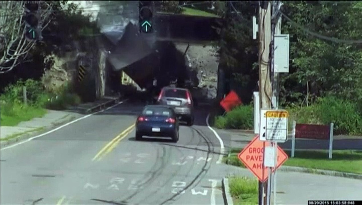 Etats-Unis : les camions s’encastrent sous le p...