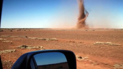Селфи на фоне приближающегося торнадо (selfie on the background of an approaching tornado)