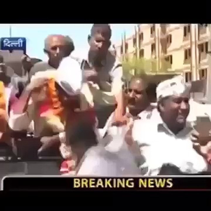 مرشح انتخابات بالهند ياخذ صفعة بالمباشر 2015