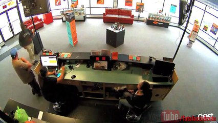 Un voleur s'empare de la caisse d'un magasin mais ne veut pas de l'argent d'un client