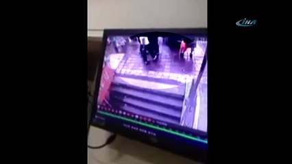 Çöken yol 4 kişiyi yuttu !