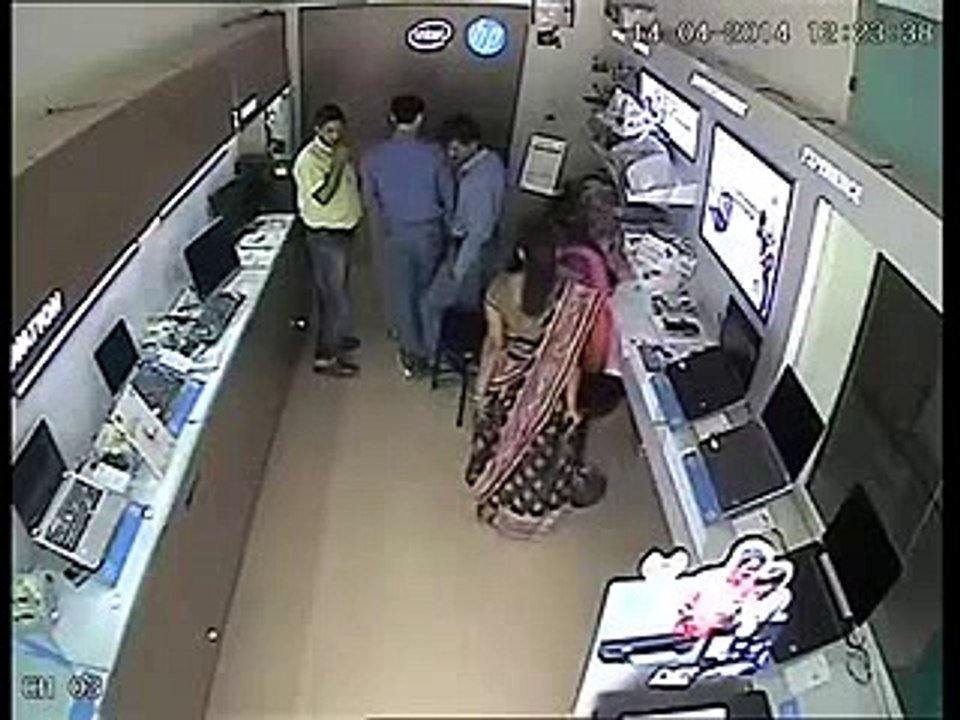 Lady Thef Laptop Cought In Cc Tv