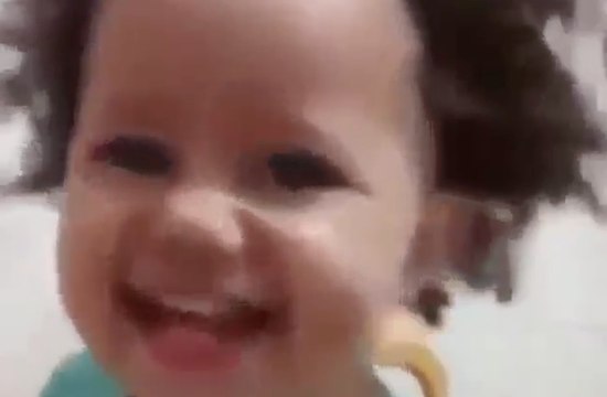 Ce bébé rit aux éclats en découvrant ses cheveux !