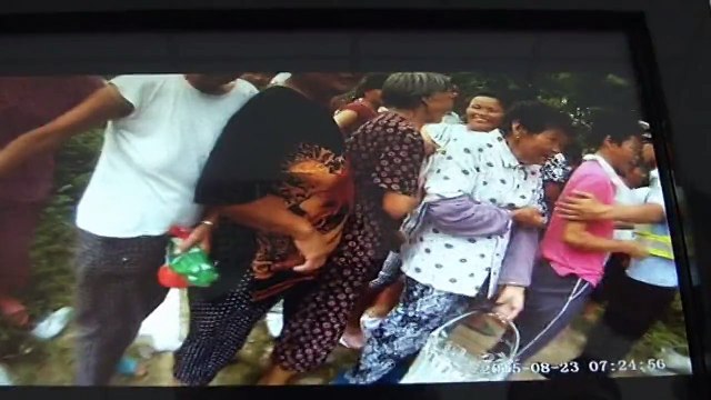 Chinese villagers scramble for pears after truck crash