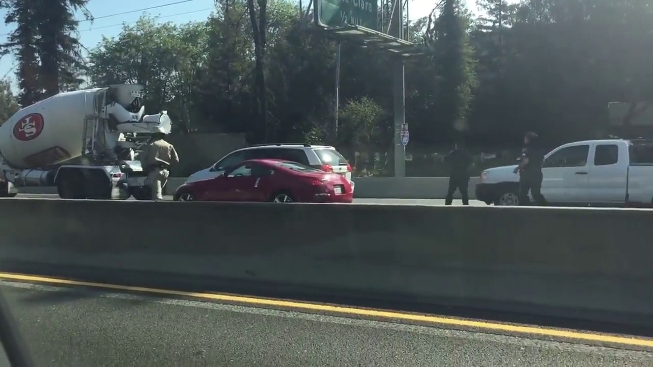 Tased Man running off police officers on San Jose Highway