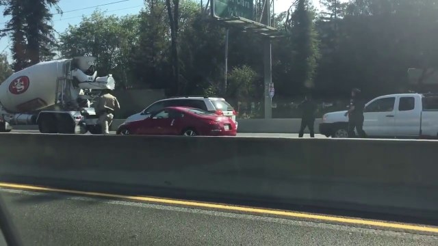 Tased Man running off police officers on San Jose Highway