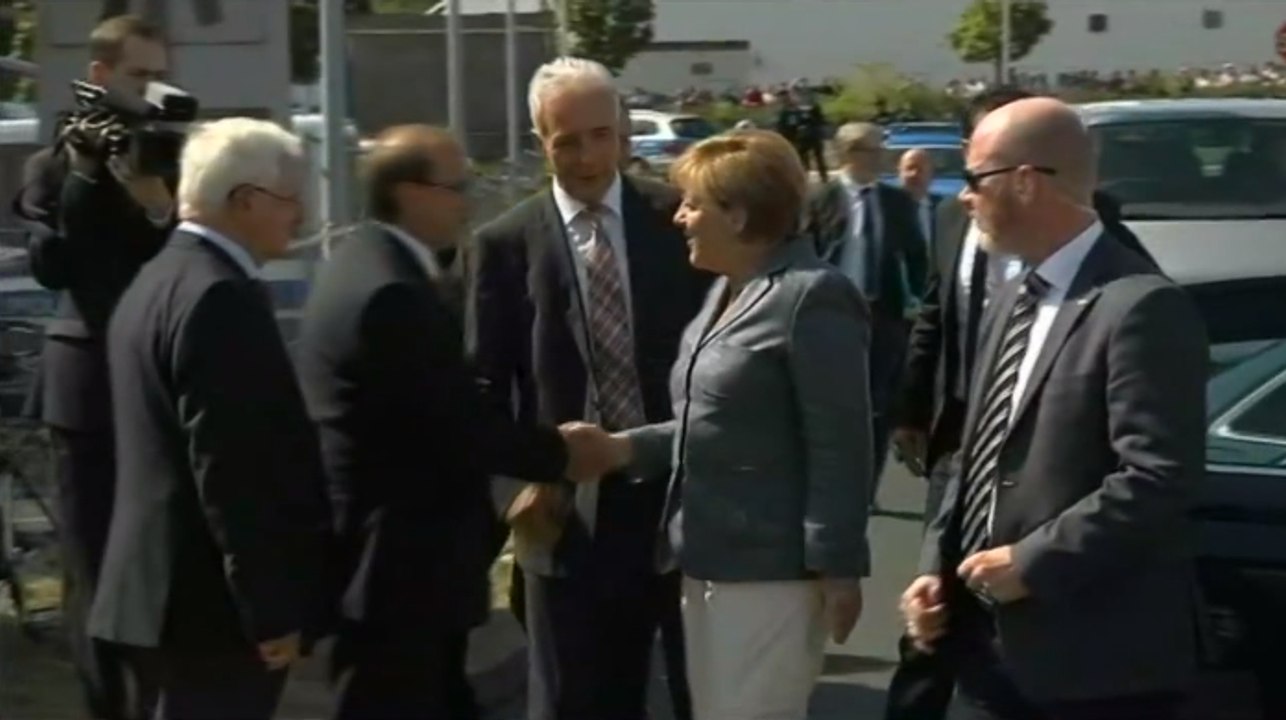 Merkel huée par des manifestants allemands dans un centre de réfugiés