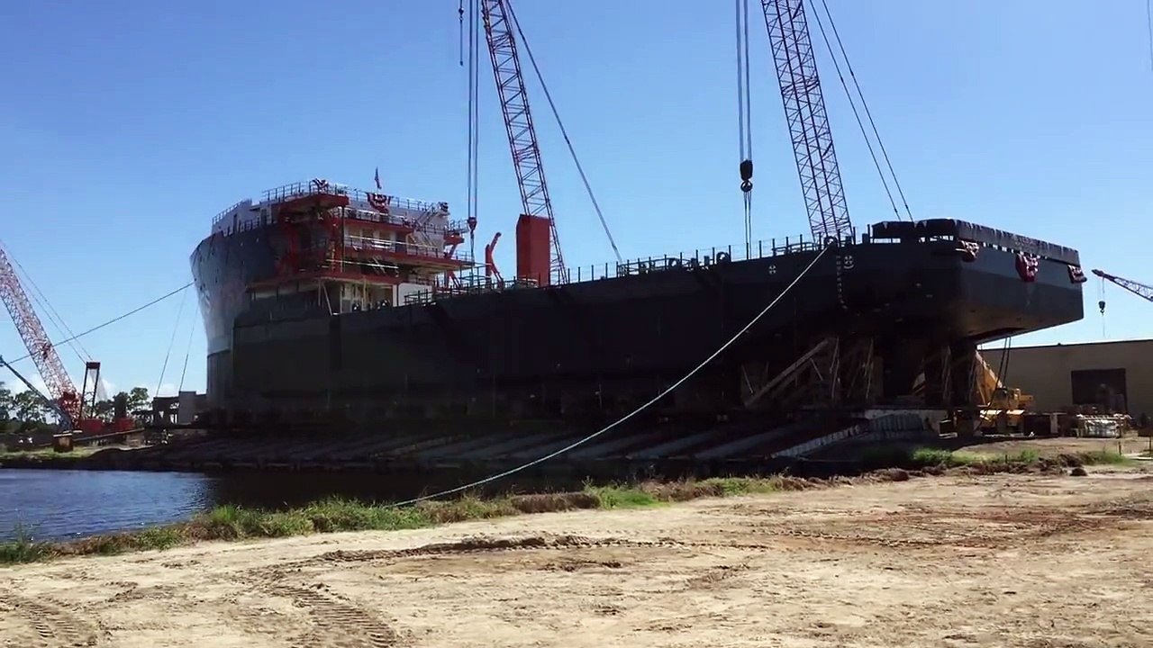 Des Spectateurs bien trop Proches de la Mise à l'Eau de cet Énorme Bateau