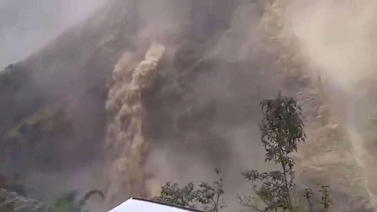 Massive hills down - Earthquake Nepal